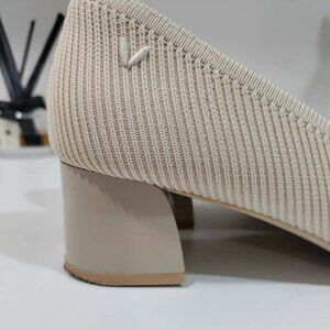 Vivaia pumps, size 9M (40)